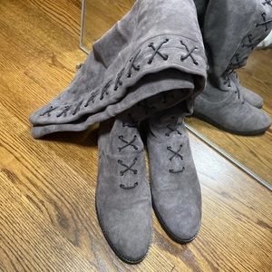 Pre loved Stuart Weitzman stretch-leather boot.
Flat stacked heel.
8 M no box